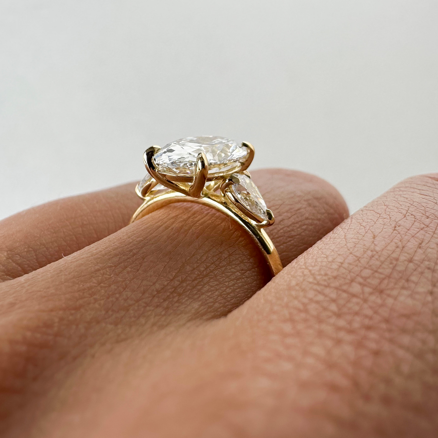 Clara 2.4ct Oval Kesim Lab Pırlanta 18k Altın Yüzük