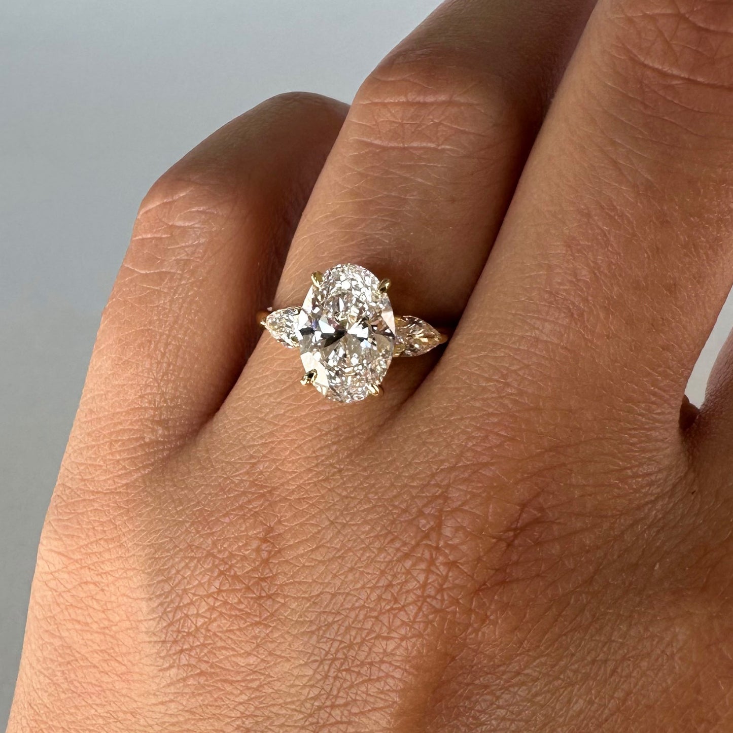 Clara 2.4ct Oval Kesim Lab Pırlanta 18k Altın Yüzük